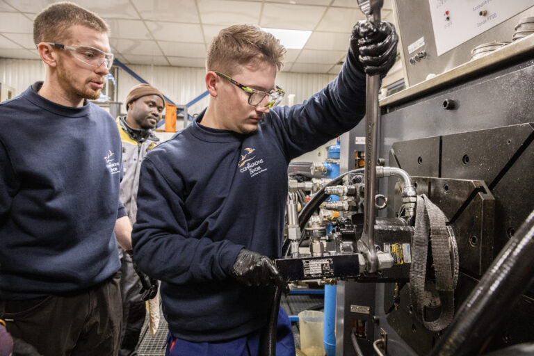 STAGE DANS L'ENTREPRISE DE MECANIQUE SOGEMA AVEC LES COMPAGNONS DU DEVOIR ET DU TOUR DE FRANCE